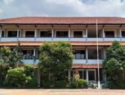 SMA Negeri 4 Kota Bekasi Abaikan UU 14/2008 KIP