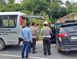 Breaking News : Alami Pecah Ban, Innova Tabrak Parit di Jalinsum Desa Sionggang Utara, 2 Penumpang Mobil Syok