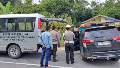 Breaking News : Alami Pecah Ban, Innova Tabrak Parit di Jalinsum Desa Sionggang Utara, 2 Penumpang Mobil Syok