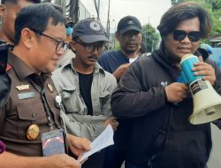 Puluhan masa aksi dari LSM Jendela Komunikasi (JEKO) Kembali turun aksi didepan gedung Kejaksaan Negri (KEJARI) Kota Bekasi.