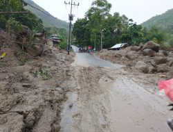 Kodim 0210/TU Gotong Royong Bersama Warga Bersihkan Tanah Longsor