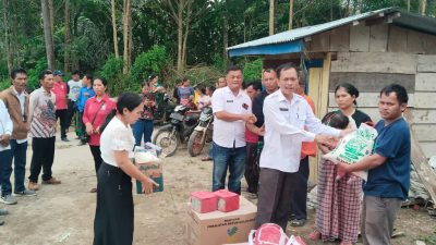 Dinsos Toba Serahkan Bantuan Untuk Korban Kebakaran