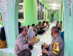 Polsek Habinsaran Berbagi Takjil dan Berbuka Puasa Bersama Warga di Mesjid Al Irsyad