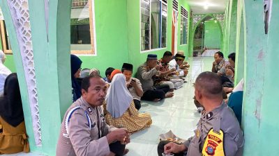 Polsek Habinsaran Berbagi Takjil dan Berbuka Puasa Bersama Warga di Mesjid Al Irsyad