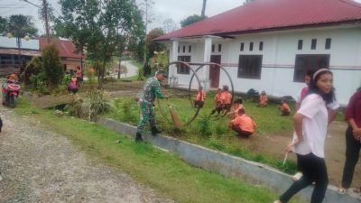 Babinsa Ajak Siswa SD Parmonangan Gotong Royong Bersihkan Lingkungan Sekolah