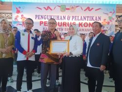 Bupati Empat Lawang mendapatkan sertifikat penghargaan dari BPJS ketenagakerjaan atas perlindungan terhadap para atlet