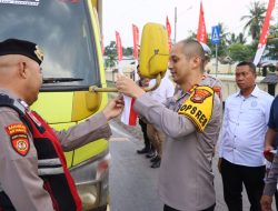 Polres Tulang Bawang Bagikan Ratusan Bendera Merah Putih Gratis Sambut HUT RI Ke-80