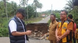 Bupati Empat Lawang Joncik Muhammad Tinjau Jalan Lintas Provinsi yang Amblas Di Kecamatan Muara Pinang.