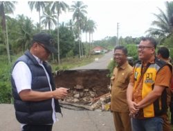Bupati Empat Lawang Joncik Muhammad Tinjau Jalan Lintas Provinsi yang Amblas Di Kecamatan Muara Pinang.