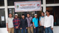 Para Bakal Calon Anggota BPD Desa SumberJaya Kecamatan Tambun Selatan Menolak Daftar Pemilih yang disodorkan Kadus dimasing-masing Dusun