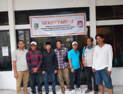 Para Bakal Calon Anggota BPD Desa SumberJaya Kecamatan Tambun Selatan Menolak Daftar Pemilih yang disodorkan Kadus dimasing-masing Dusun