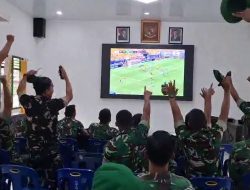 Seru dan Hangat Nobar Bola Gembira Piala Dunia 2026 di Makodim 0210/TU