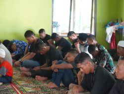 Anggota Satgas TMMD Kodim 0210/TU Sholat Jum’at Bersama Warga Untuk Tingkatkan Iman dan Taqwa