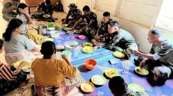 Indahnya Momen Kebersamaan Satgas TMMD Makan Siang di Rumah Induk Semang 