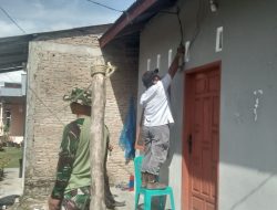 Prada Febri Manalu Perbaiki Instalas Listrik Rumah Warga di Lokasi TMMD Ke 129 Kodim 0210/TU