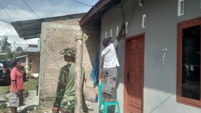 Prada Febri Manalu Perbaiki Instalas Listrik Rumah Warga di Lokasi TMMD Ke 129 Kodim 0210/TU