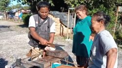 Ibu Aknes P Br Nainggolan Belanja Ikan Untuk Hidangan Makan Siang Anggota Satgas TMMD Kodim 0210/TU