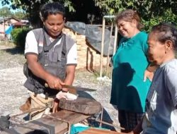 Ibu Aknes P Br Nainggolan Belanja Ikan Untuk Hidangan Makan Siang Anggota Satgas TMMD Kodim 0210/TU