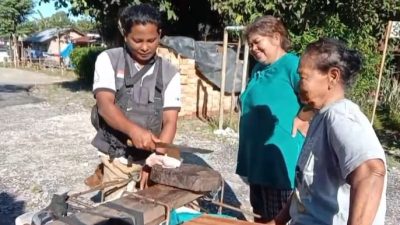 Ibu Aknes P Br Nainggolan Belanja Ikan Untuk Hidangan Makan Siang Anggota Satgas TMMD Kodim 0210/TU