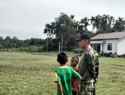 Sambut dan Meriahkan HUT RI ke 81, Satgas TMMD Ke 129 Kodim 0210/TU Beri Semangat Kepada Pelajar Bermain Sepak Bola