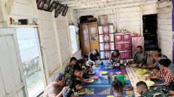 Suasana Keakraban di Momen Makan Siang Satgas TMMD Kodim 0210/TU Bersama Warga