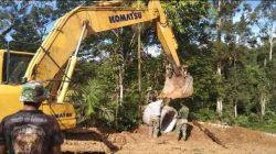 Satgas TMMD Ke 129 Kodim 0210/TU Gunakan Alat Berat Excavator Langsir Gorong-gorong