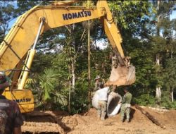 Satgas TMMD Ke 129 Kodim 0210/TU Gunakan Alat Berat Excavator Langsir Gorong-gorong