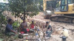 Potret Canda Tawa Satgas TMMD Ke 129 Kodim 0210/TU dengan Warga Saat Lepas Lelah di Waktu stirahat