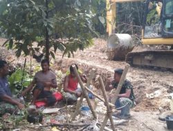 Potret Canda Tawa Satgas TMMD Ke 129 Kodim 0210/TU dengan Warga Saat Lepas Lelah di Waktu stirahat