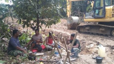 Potret Canda Tawa Satgas TMMD Ke 129 Kodim 0210/TU dengan Warga Saat Lepas Lelah di Waktu stirahat