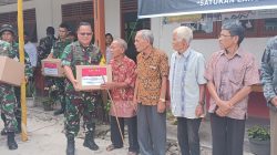 Tim Wasev Mabesad TMMD Ke 129 Lakukan Aksi Sosial Bagikan Bingkisan Tali Asih Kepada Warga Desa Sijarango