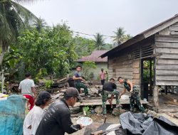 Satgas TMMD ke-130 Mulai Pemasangan Kuda-Kuda RTLH Milik Ibu Clara di Goiso’oinan