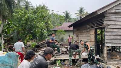Satgas TMMD ke-130 Mulai Pemasangan Kuda-Kuda RTLH Milik Ibu Clara di Goiso’oinan
